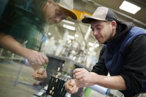 Mitarbeiter bei der Glasbearbeitung