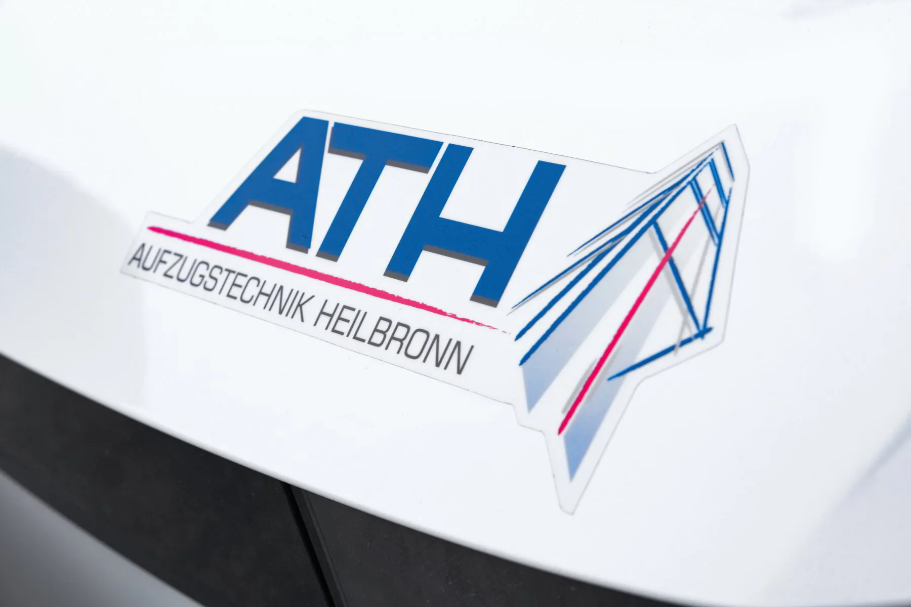 Glasaufzug mit Schachtgerüst aus Glas