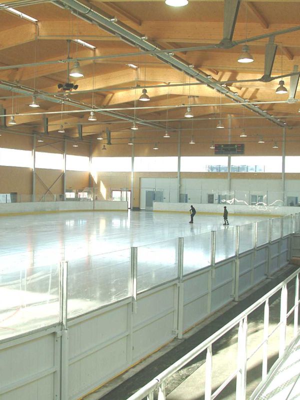 Eishalle Wolfsberg – BSH-Binder mit Stahlunterspannung, 40 m Stützweite