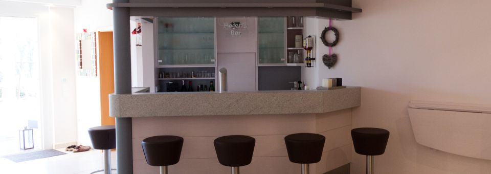Kellerbar in Granit & Holz