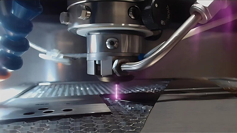 Wasserstrahlgeführte Laserbearbeitung von Siliziumcarbid