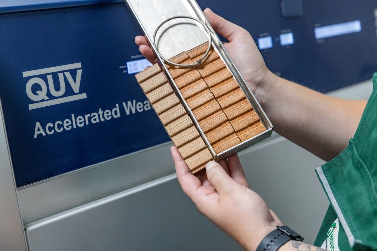 Sample in the QUV accelerated weathering test