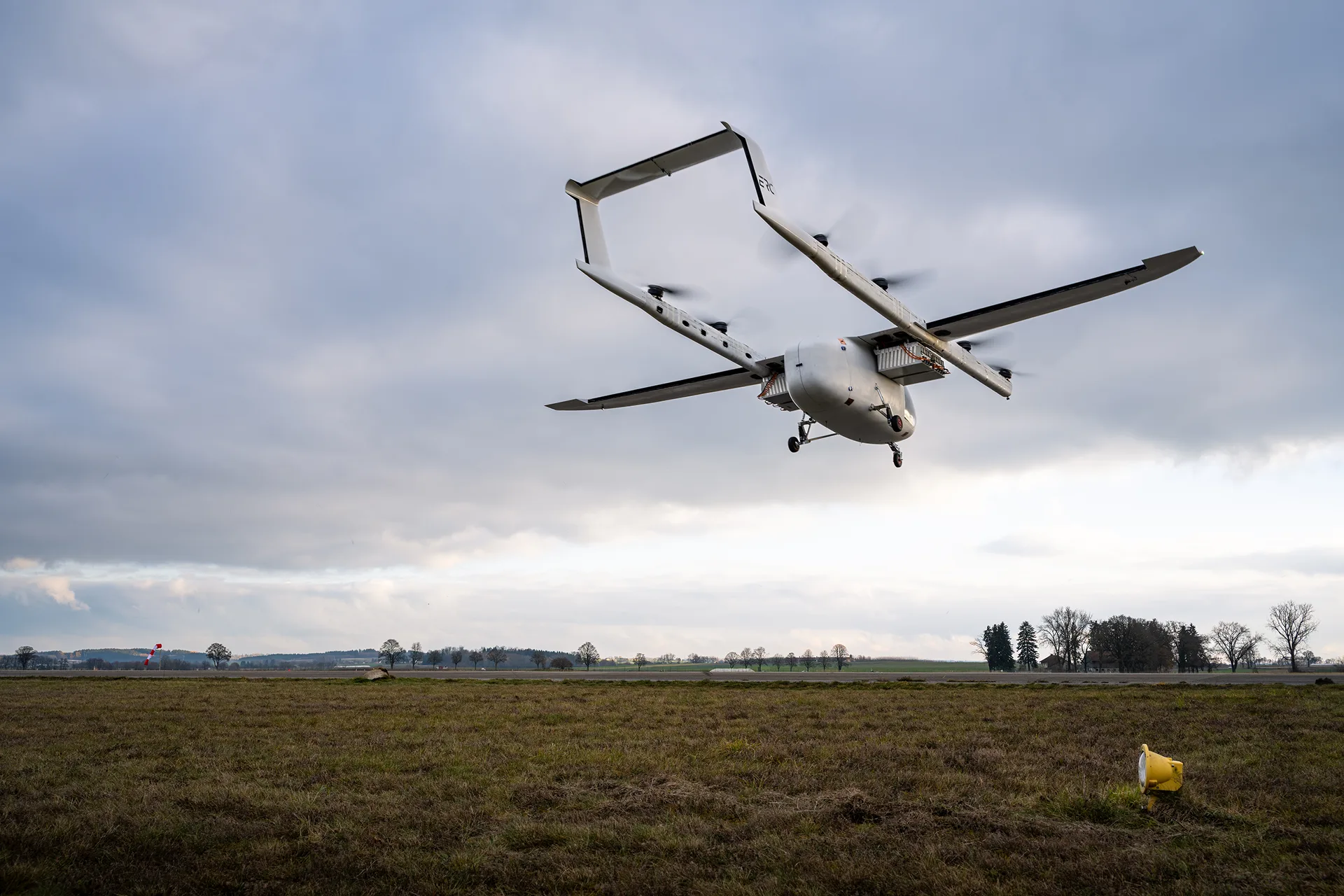 Fluggerät im Niedrigflug über Wiese