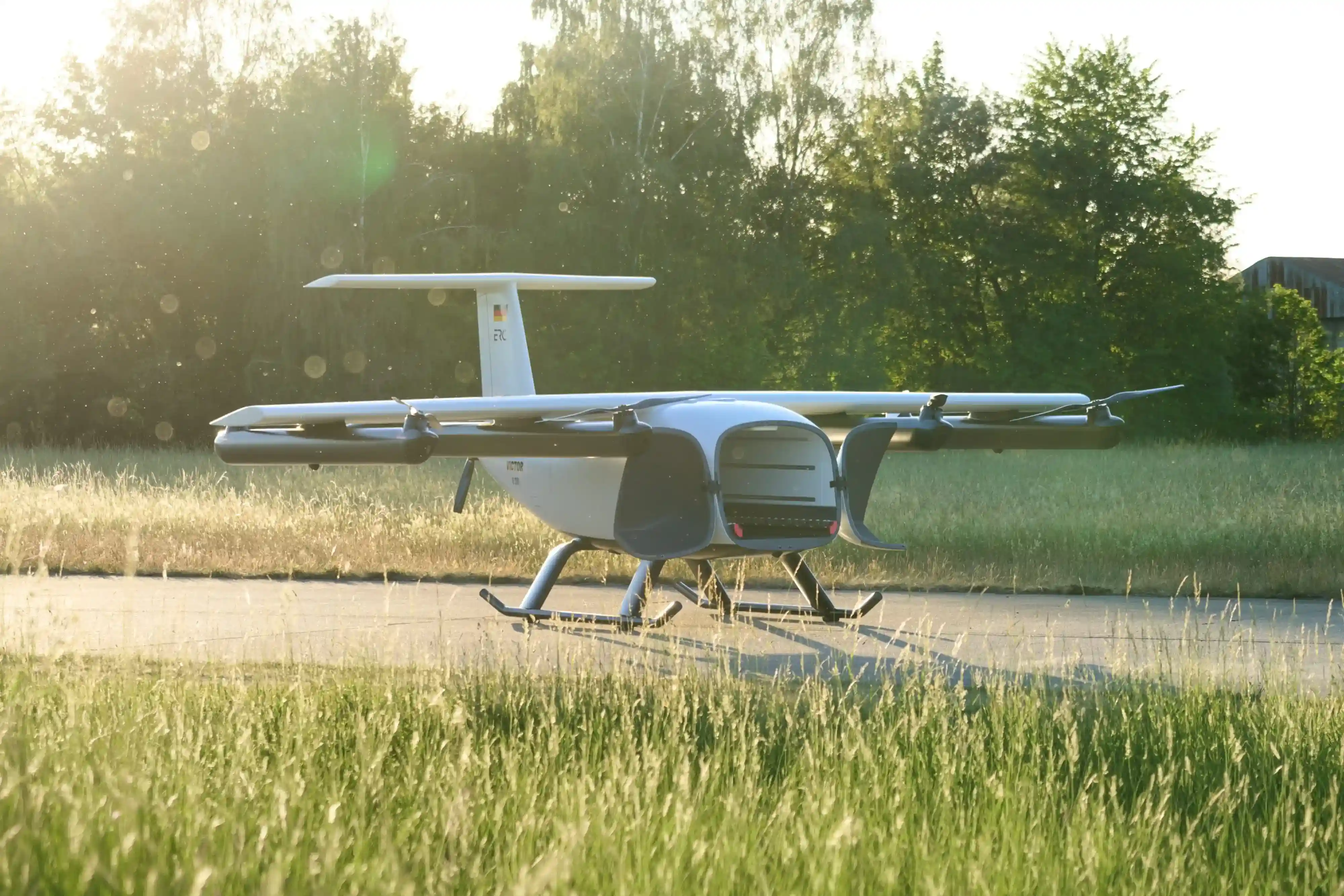 Victor U250 mit offenem Frachtraum auf dem Rollfeld