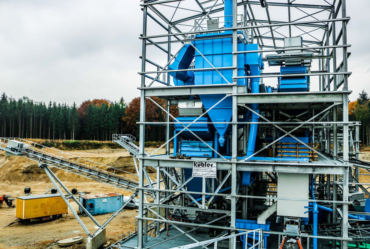 Installation of a pipeline in a gravel plant