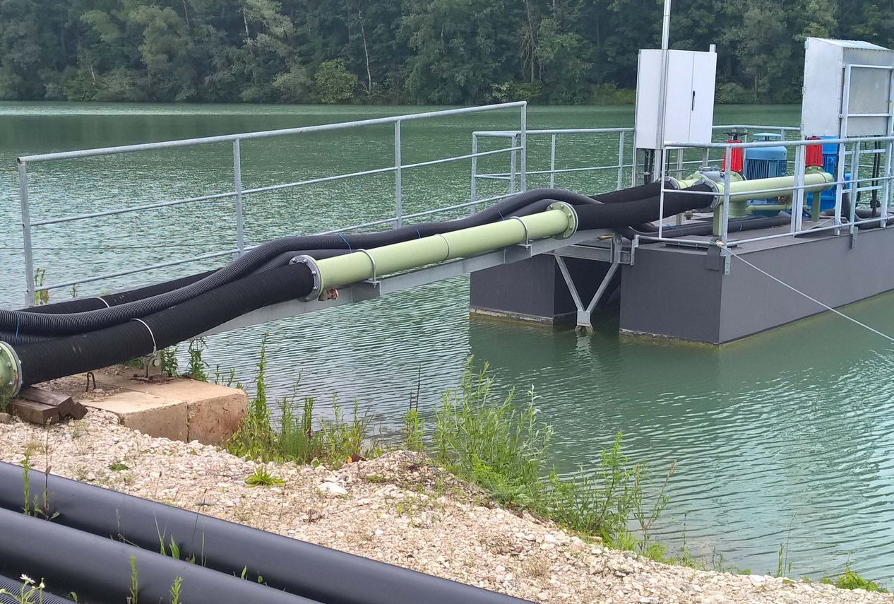 Pontoon with walkway and pipework
