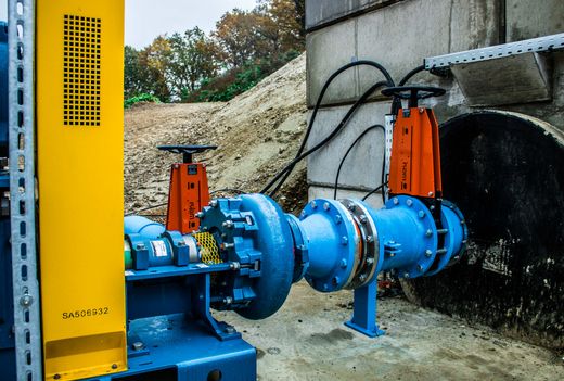 Installation of a fresh water pump