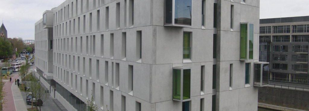 Gekrümmte Sichtbetonfassade