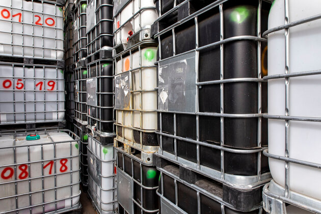 Stapel von IBC-Containern
