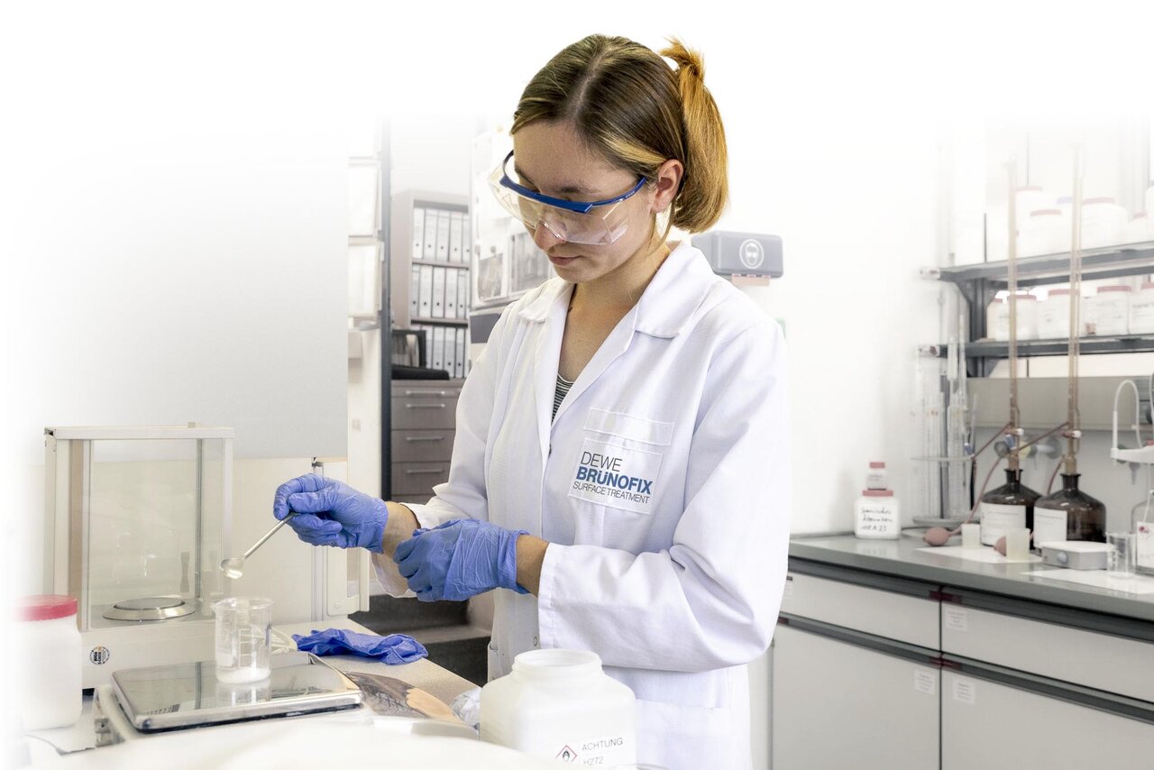 Mitarbeiterin im Chemie-Labor