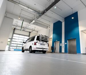 Fahrzeug in der Anlieferungshalle