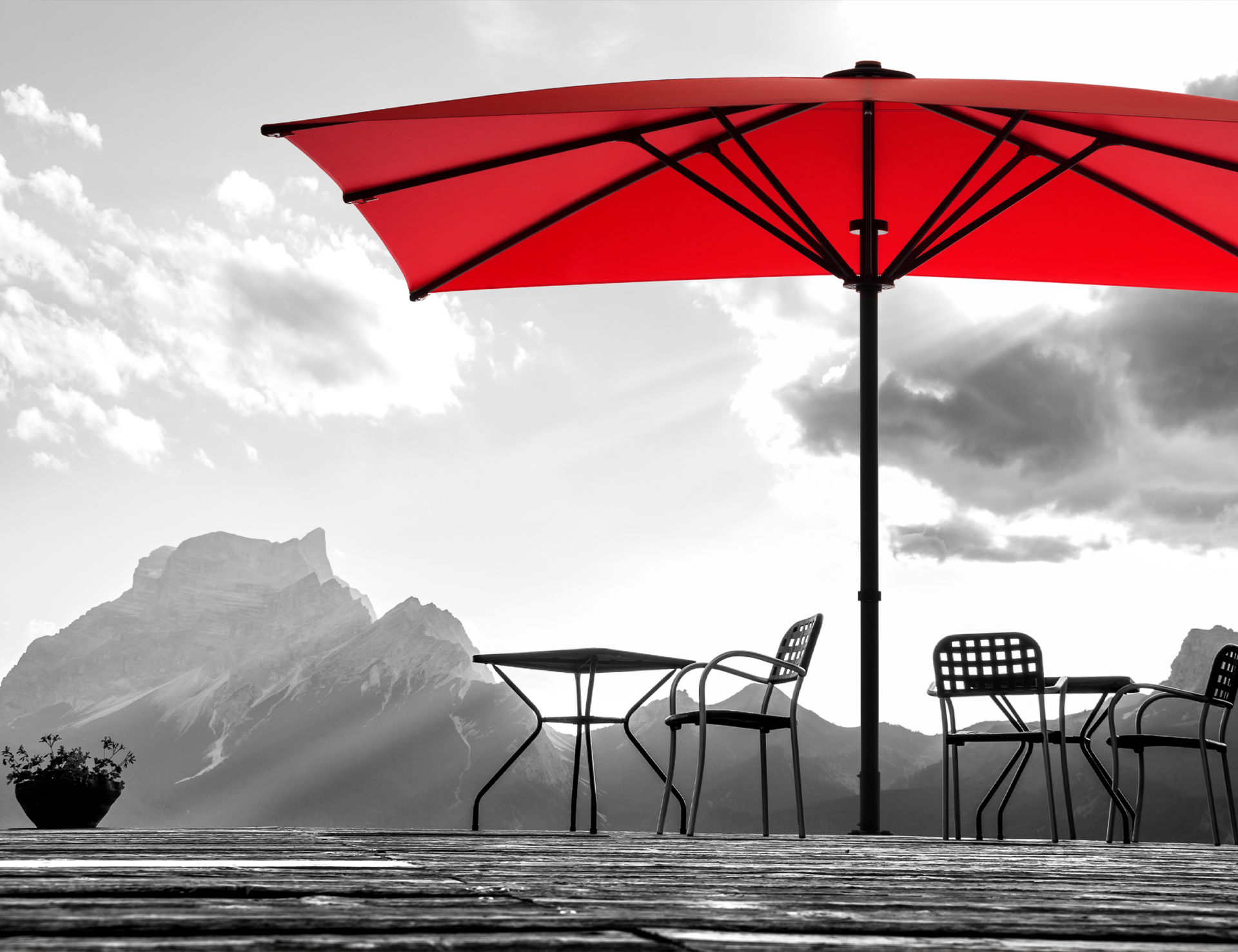 Bahama Pure auf einer Terrasse mit Bergkulisse