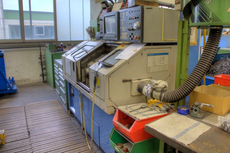 CNC-Drehmaschine mit Werkbank