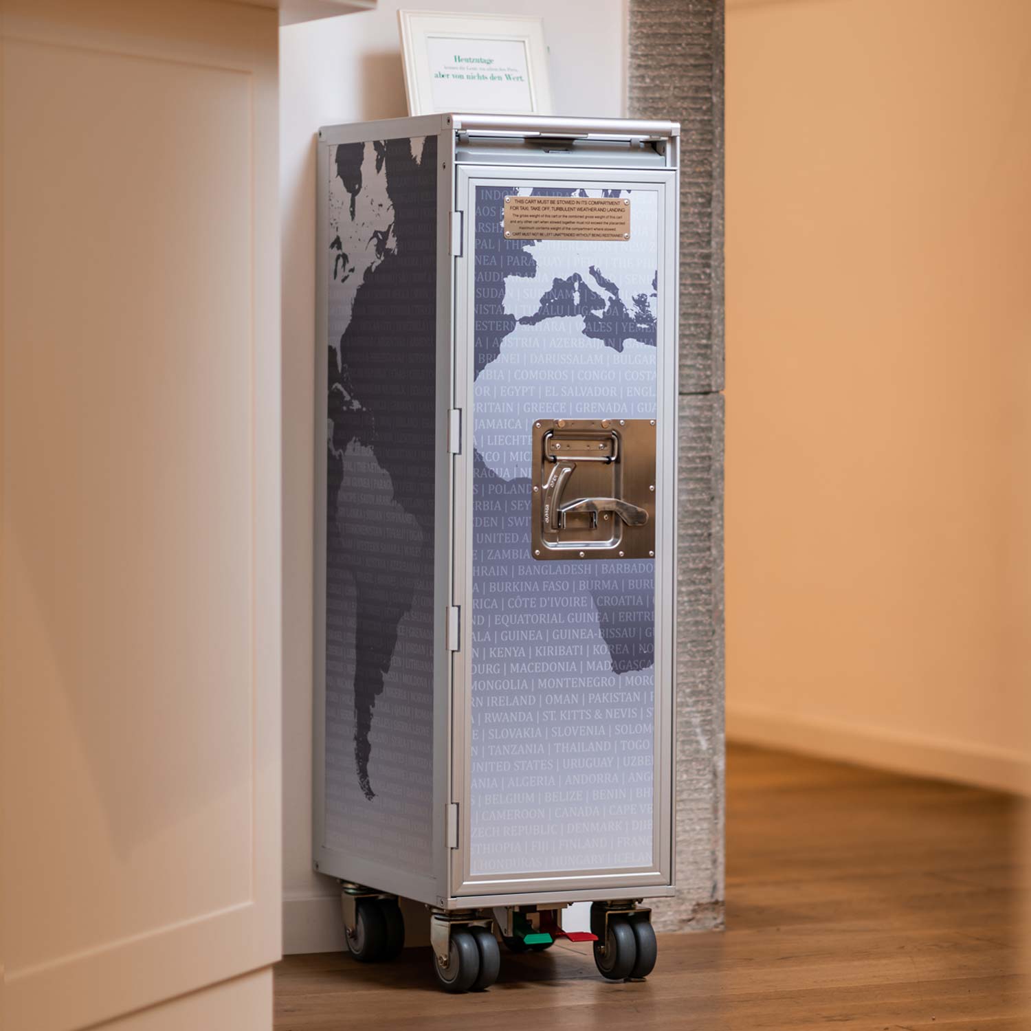 Airline Trolley als Empfangsmöbel