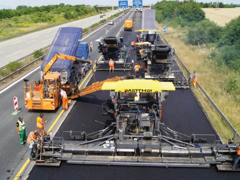 Seitenbeschicker beim Autobahnbau