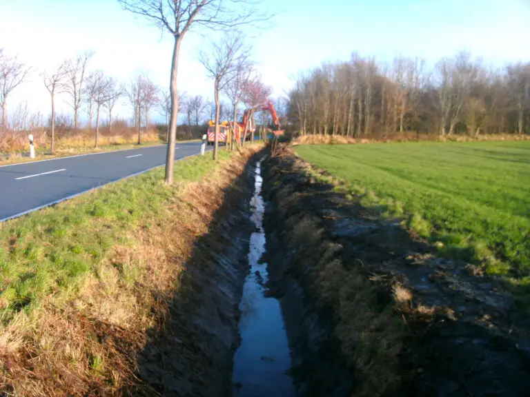 Aushebung eines Entwässerungsgrabens an einer Landstraße
