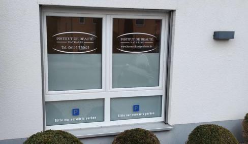 Sichtschutzfolie mit Beschriftung für eine Fußpflegepraxis