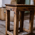 Alter Holzhocker auf Holzboden