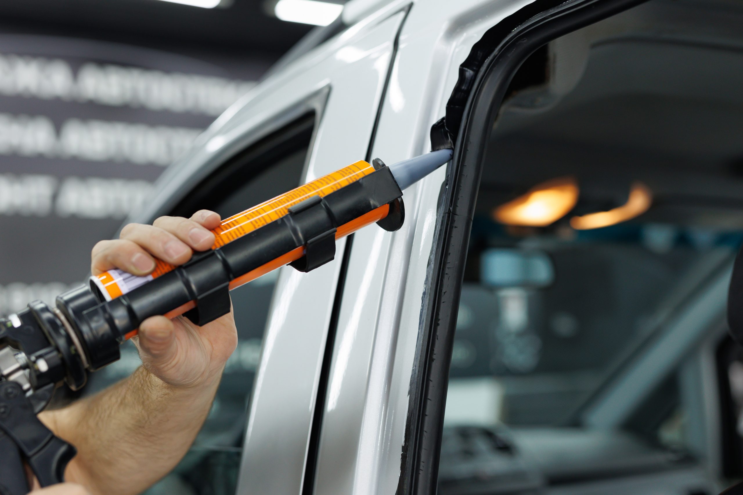 Industrieklebstoff-Anwendung Automotive