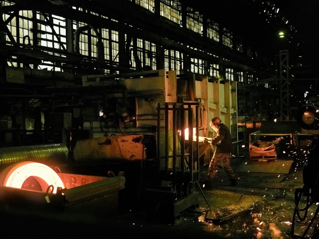 Fördertechnik im Stahlwerk – Transport von Schlacke, Schrott und Schüttgut