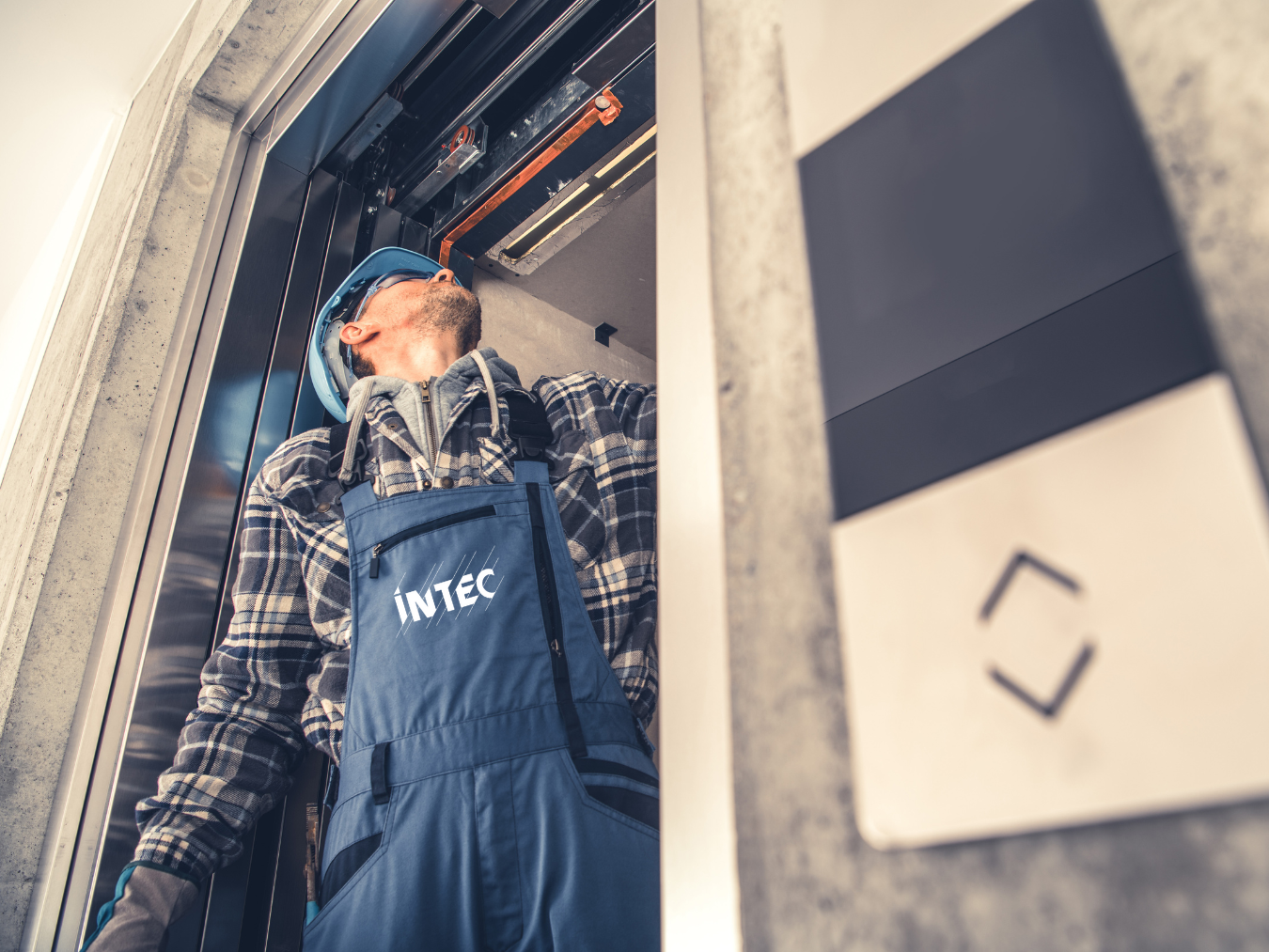 Monteur der INTEC GmbH vor Ort