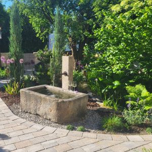 Antike Granit-Brunnen