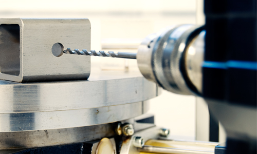 Elektropneumatische Bohreinheit beim präzisen Bohren in ein Metallbauteil