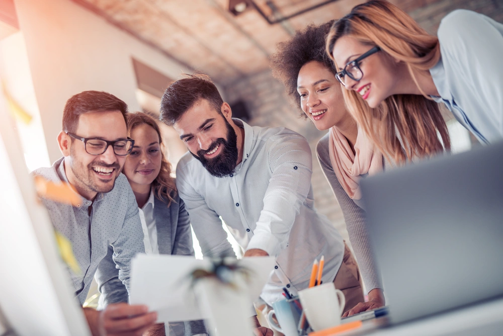 Mitarbeitende im Meeting