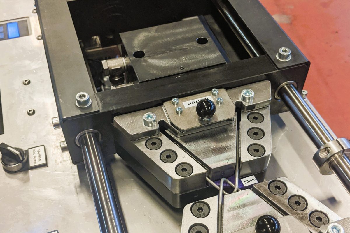 Prüfmaschine zum Testen von Kundenprodukten