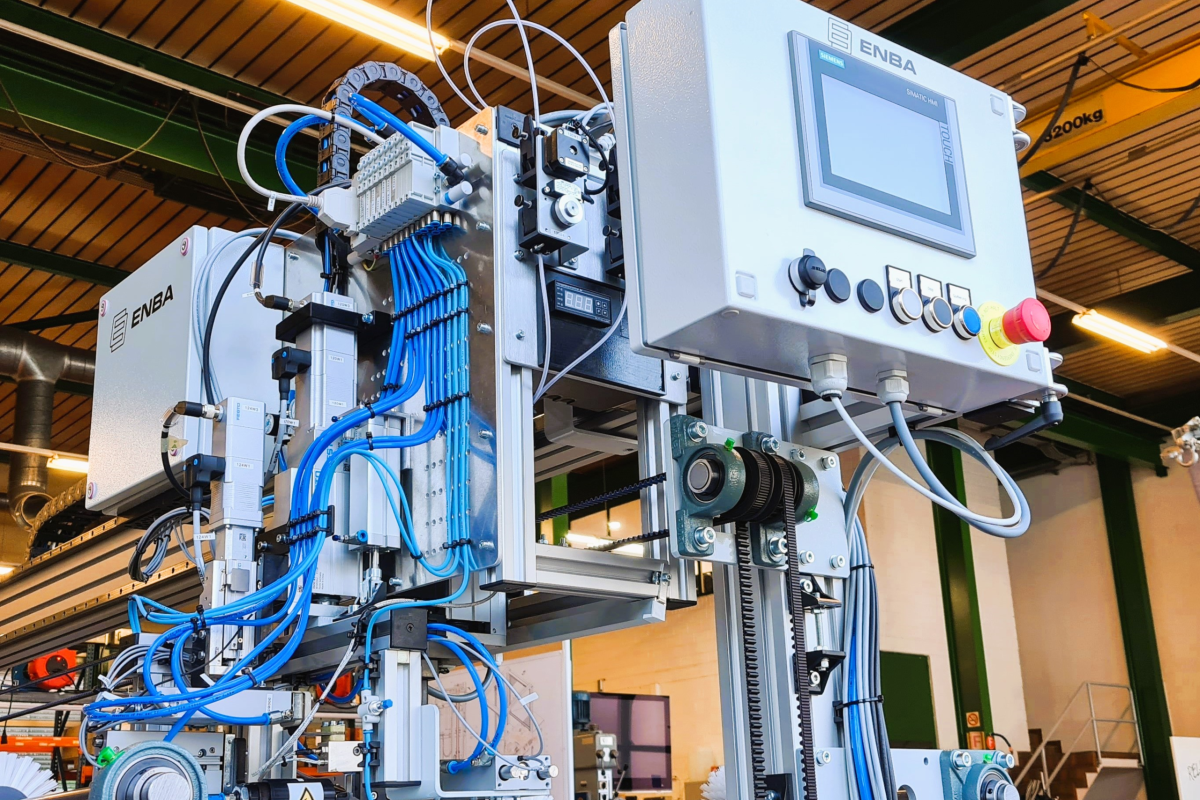 Sondermaschine zum automatischen Verbinden von zwei unterschiedlichen Matten