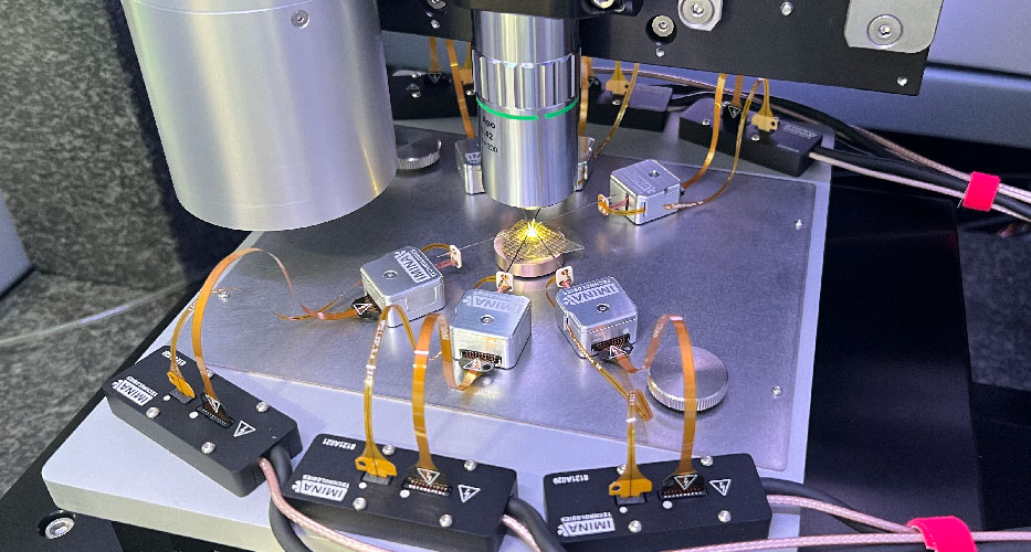 Installation eines NANO-Systems im Elektronenmikroskop beim Kunden
