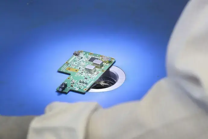 Elektronische Montage im Reinraum