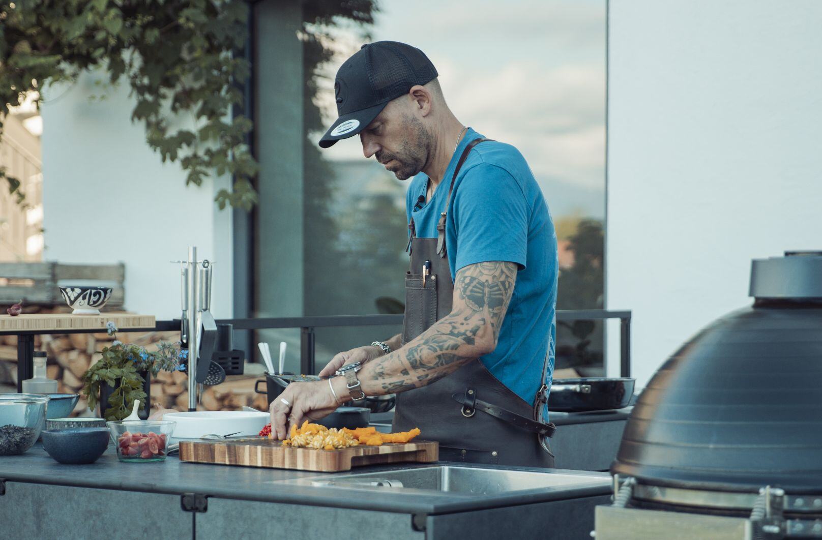 Andi Schweiger kocht auf Arbeitsplatte aus HPL