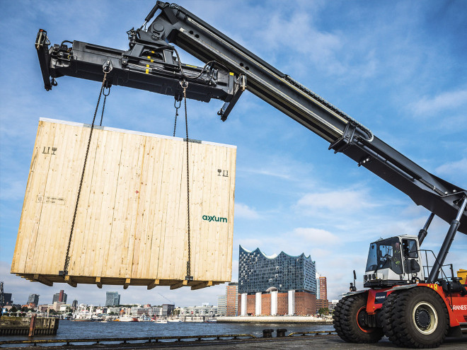 Kranhub einer Holz-Exportverpackung in Hamburg