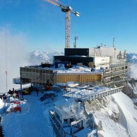 Bergstation eines alpinen Bergbahnprojekts in hochalpiner Lage
