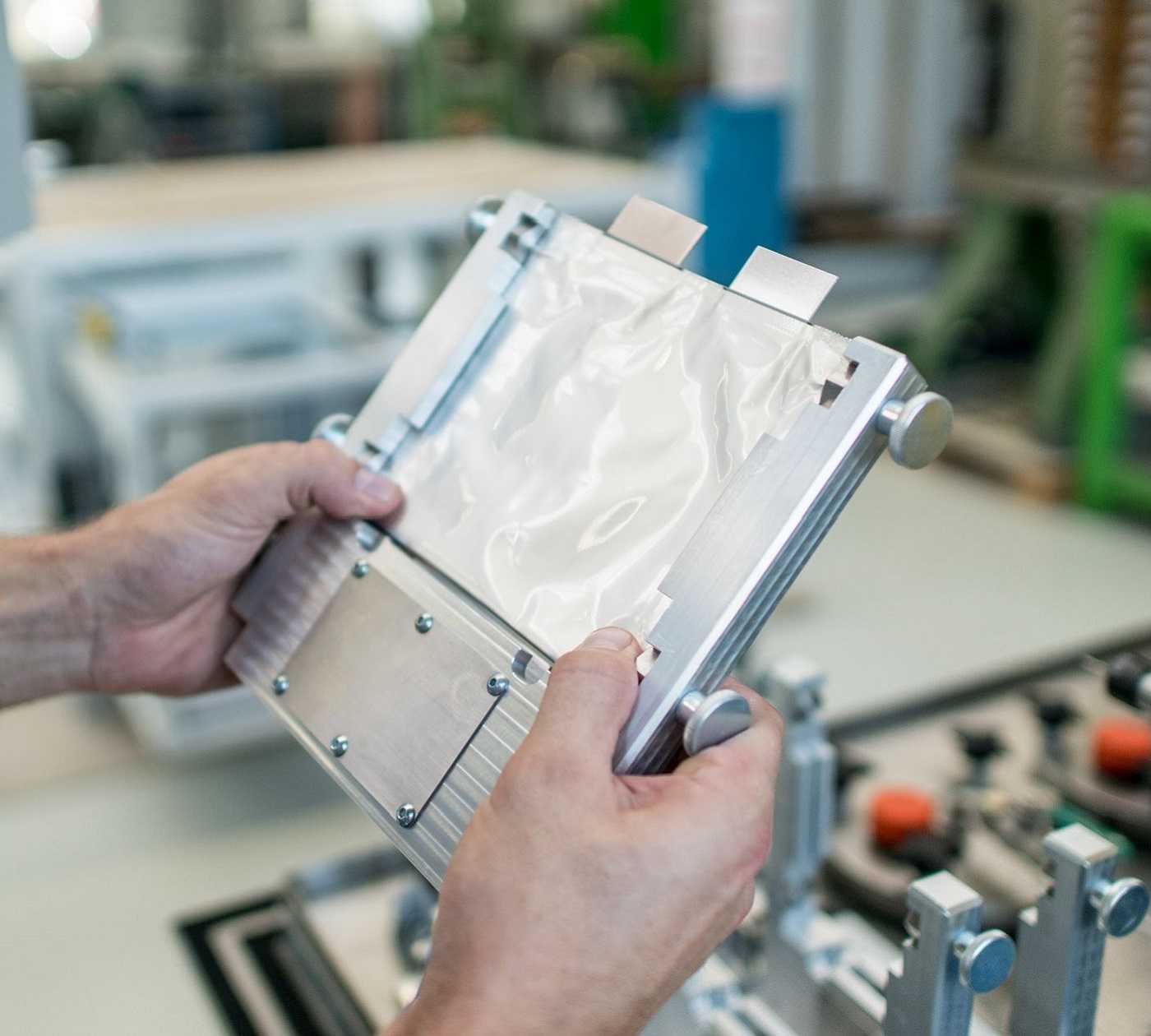 Versiegeln einer Pouch-Batteriezelle mit Ports