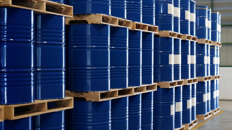 Chemikalien-Lagerung: blaue Fässer auf Paletten