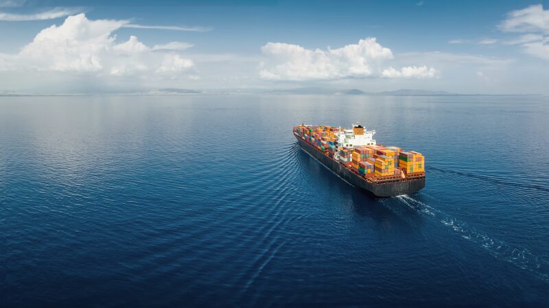 Containerschiff auf hoher See – Seefracht der Rhenus Group