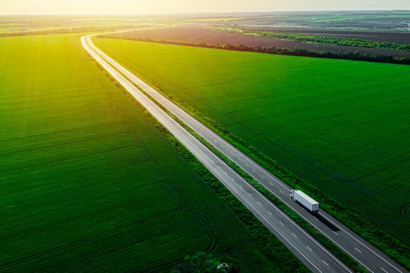 Straßentransport im Abendlicht