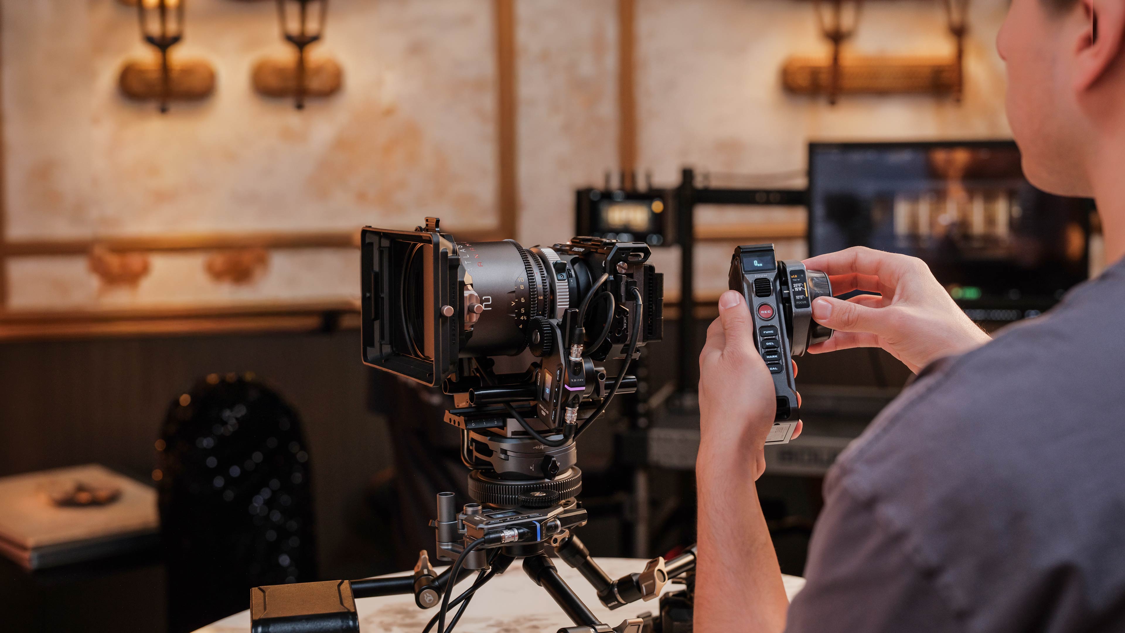 Nucleus Nano II Handunit steuert Autofokus an einer Cinema-Kamera