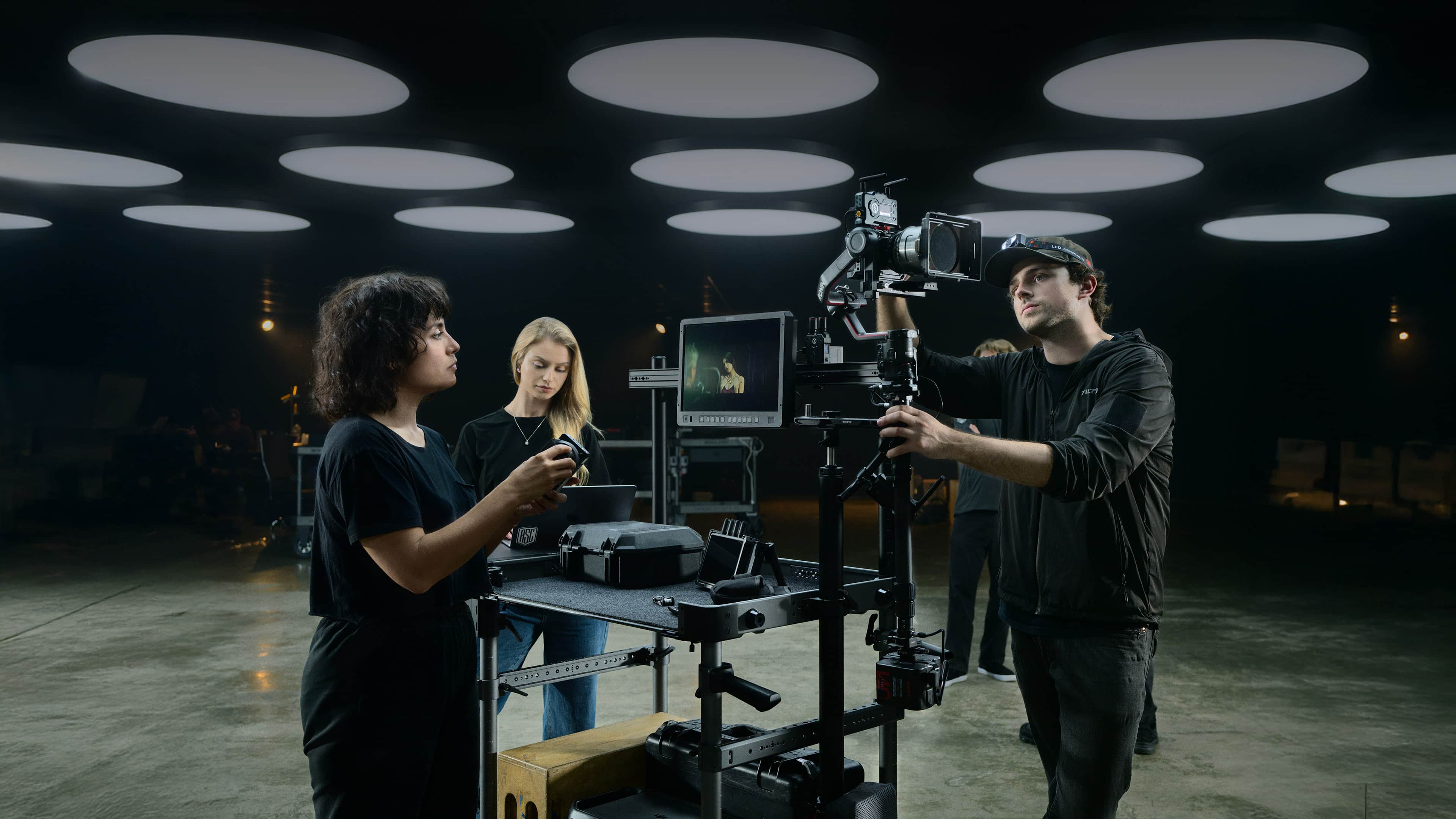 Cinema-Kamera auf Gimbal an einem Tilta Boulder Production Cart