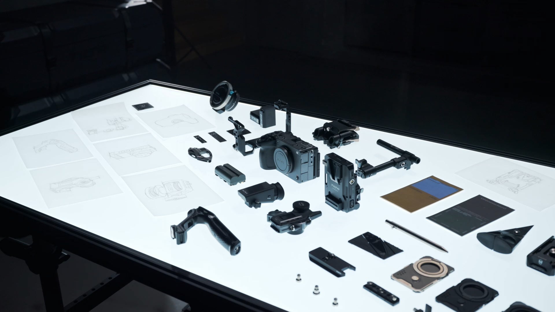 Sony FX5 Kameragehäuse mit Tilta-Cage-Komponenten und technischen Skizzen