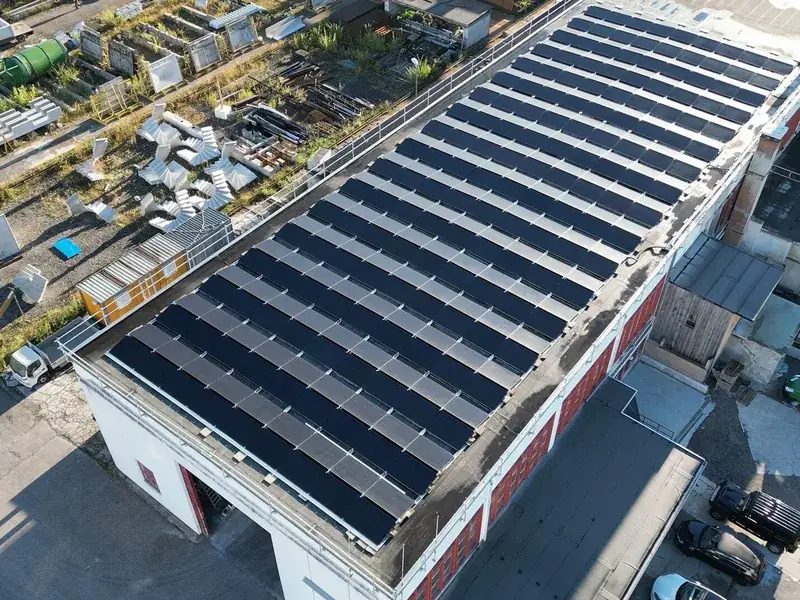 140-kWp-Photovoltaikanlage auf dem Produktionswerk