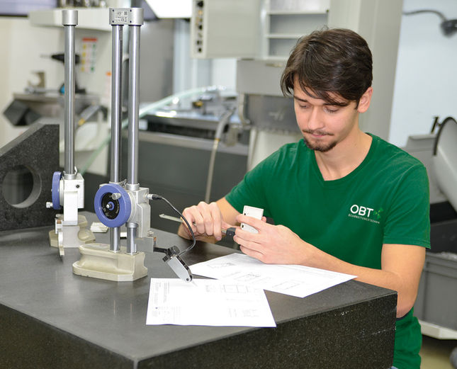 Precision-machined plastic and aluminium parts