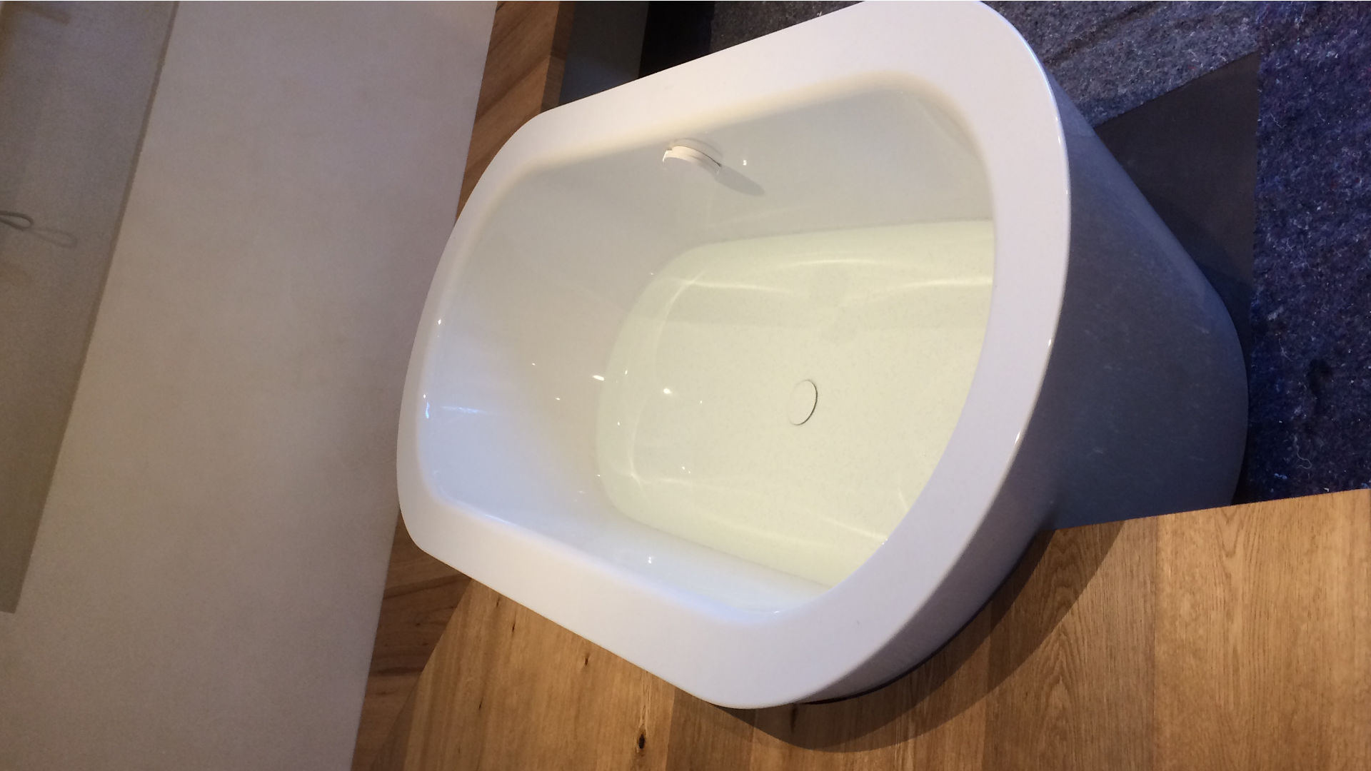 Badewanne in Massivholzplatte eingefügt