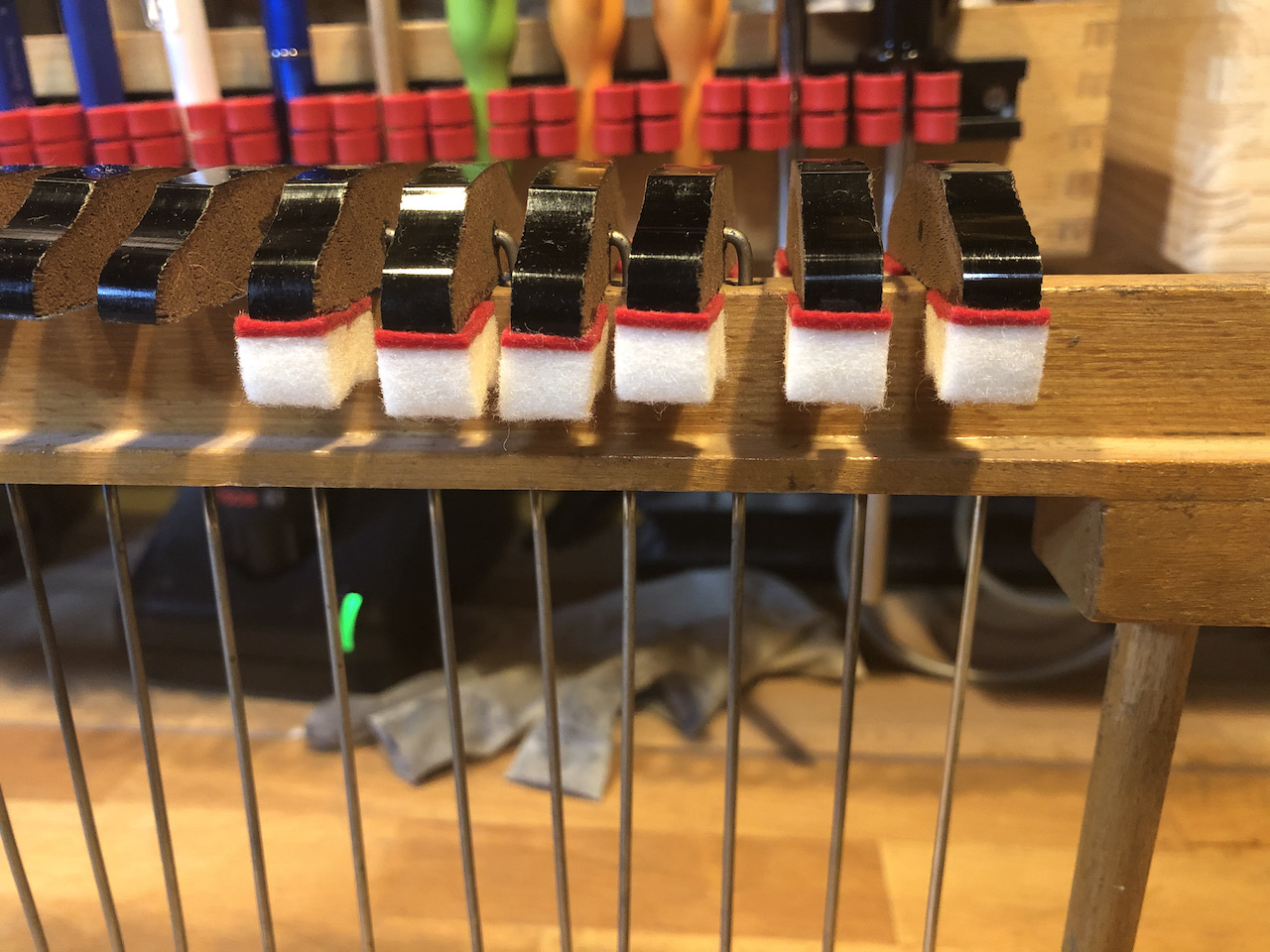 Hammerköpfe mit Filz und Leder