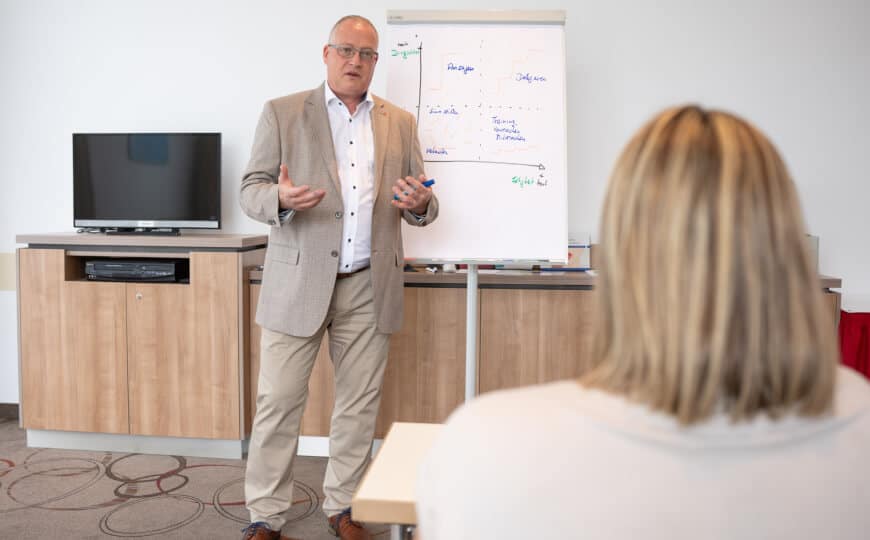Jochen Kleh moderiert am Whiteboard