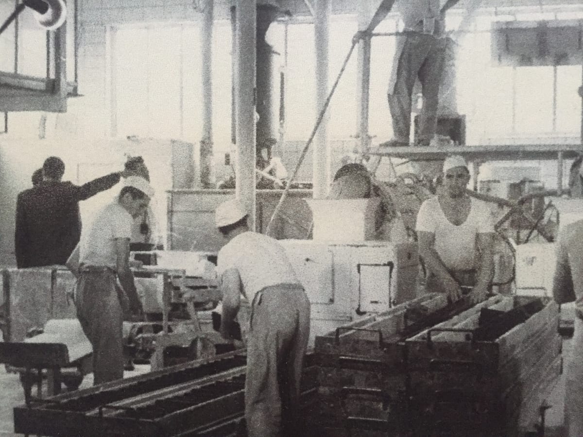 Belegschaft an der Backlinie, 1950er