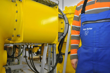 Monteur an gasisolierter Schaltanlage