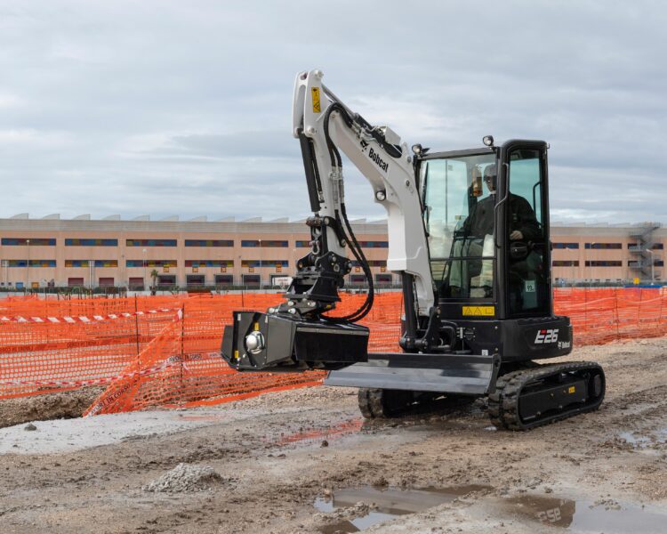Minibagger Bobcat E26 im Baueinsatz